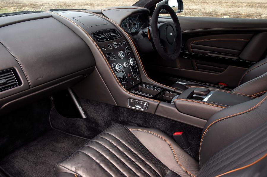 Интерьер Aston Martin DB9 GT 2015 года  (UK) (фото 13 из 20)